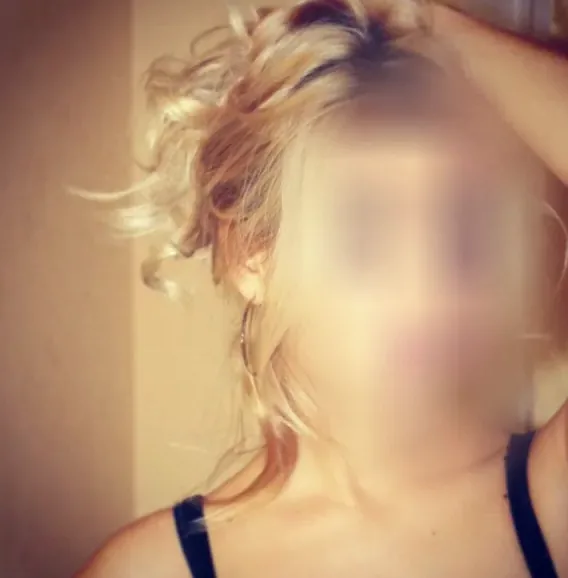 Ela, 28
